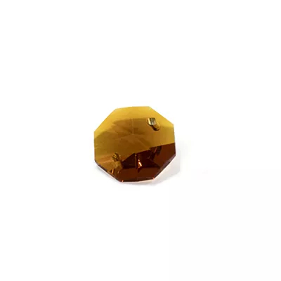 Close-up Eternity Glass Amber: smooth and transparent surface in a deep amber tone, with an intense and reflective sheen.