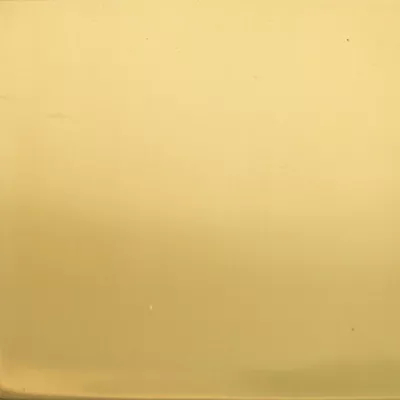 Close-up Polished Brass (Gloss): smooth and uniform surface in a bright golden tone, reflecting light.