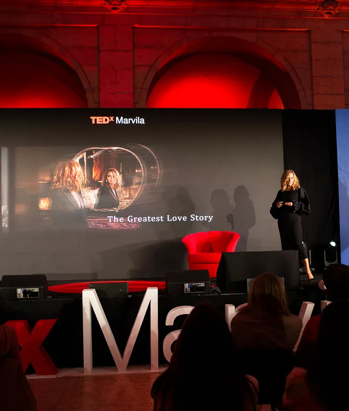 Janet Morais speaking on stage at TEDx Marvila.