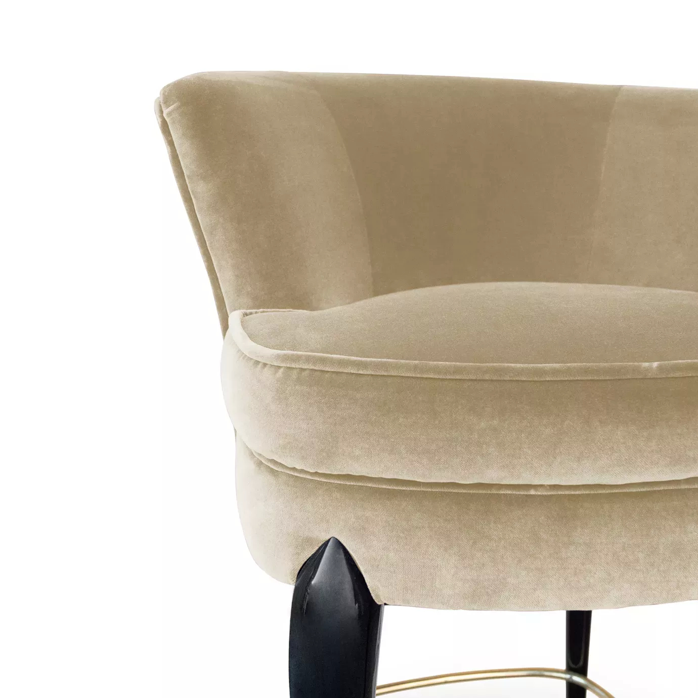 Elegant close-up of the beige velvet upholstery and glossy black leg detail with gold of the Délice Bar Stool.