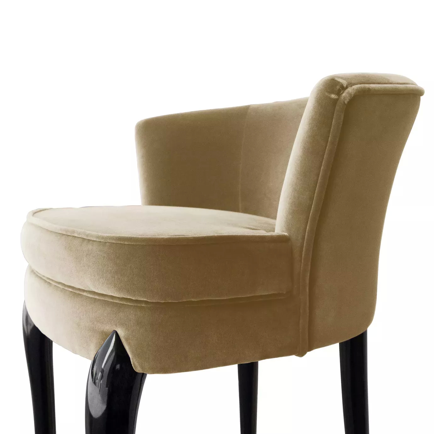 Elegant close-up of the beige velvet upholstery and glossy black leg detail with gold of the Délice Bar Stool.
