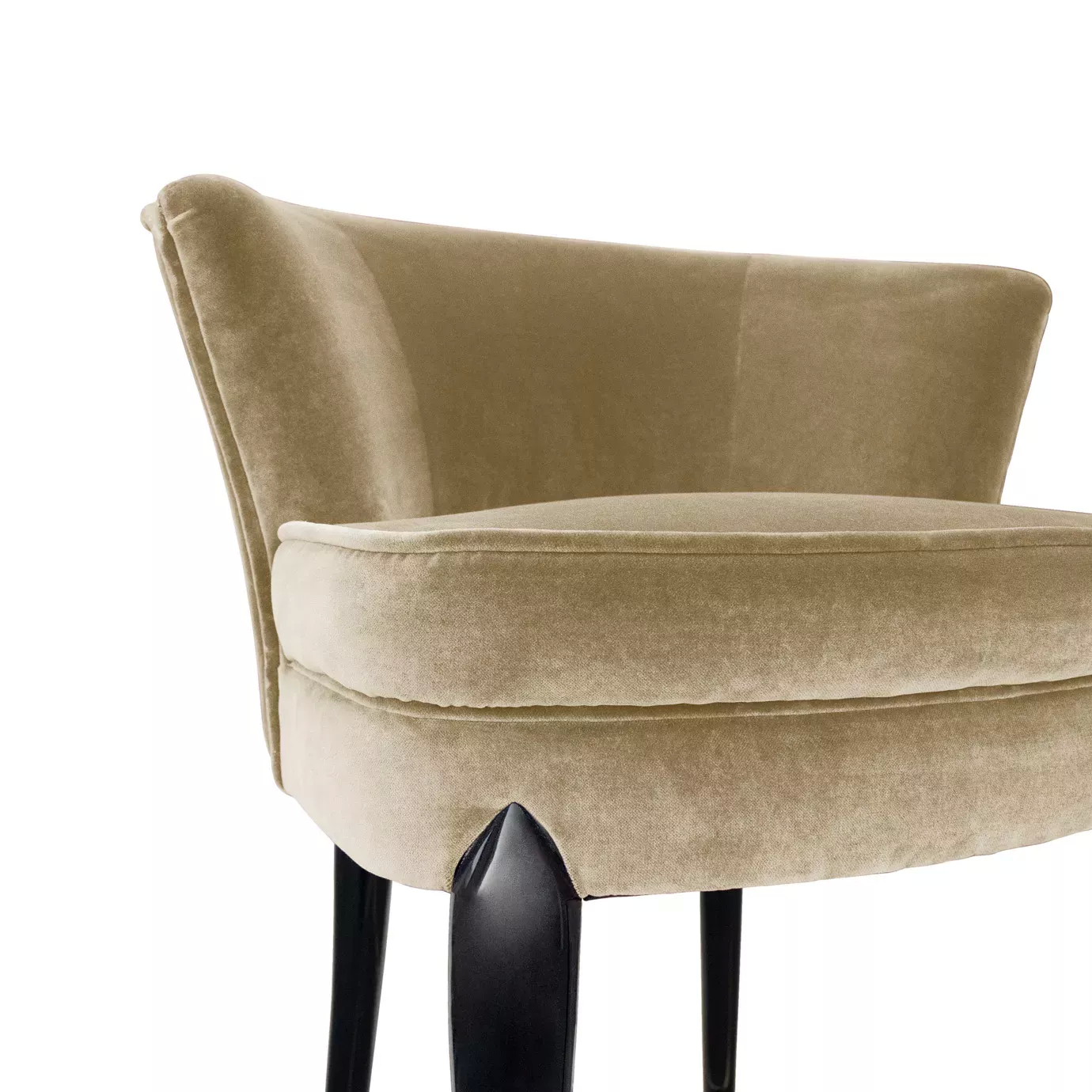 Elegant close-up of the beige velvet upholstery and glossy black leg detail with gold of the Délice Bar Stool.