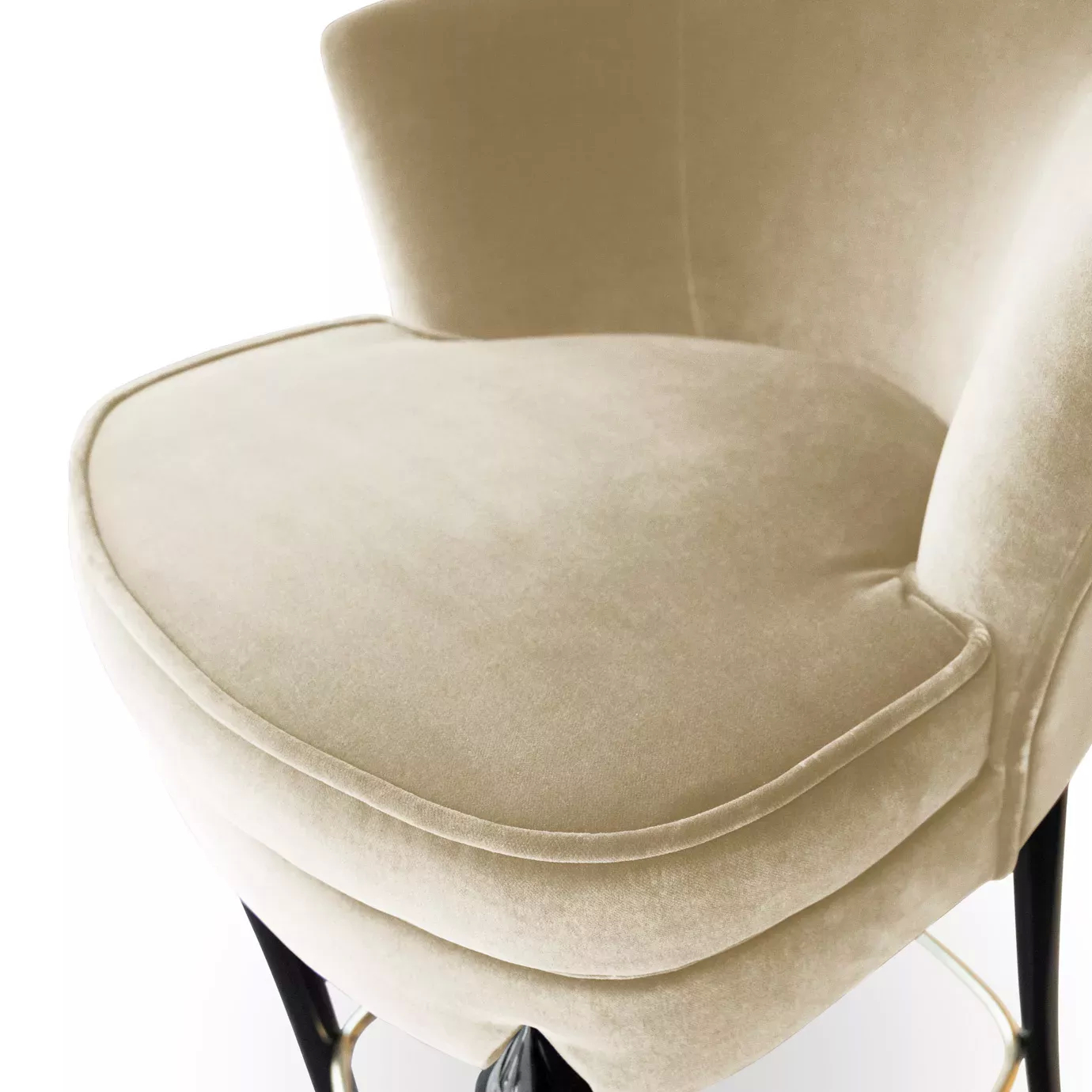 Elegant close-up of the beige velvet upholstery and glossy black leg detail with gold of the Délice Bar Stool.