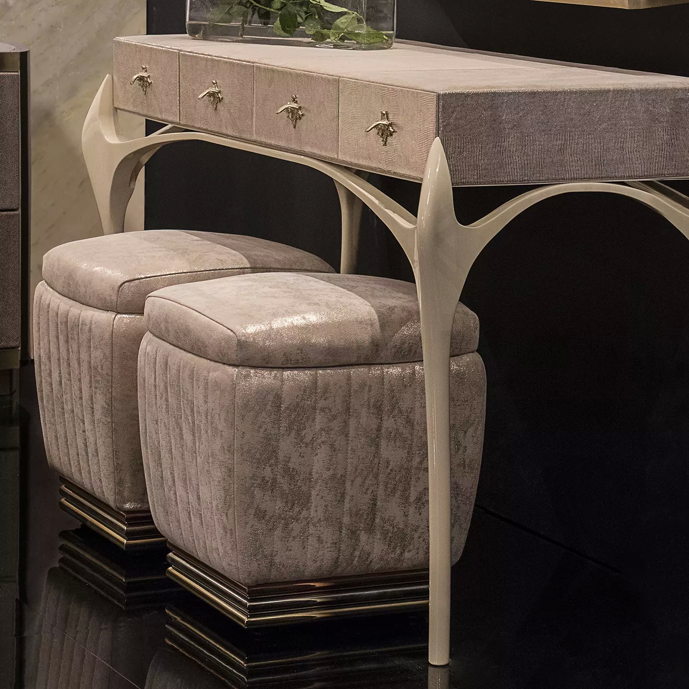Elegant dressing corner with two Mia Stools featuring light-toned textured upholstery and a base with golden details under a sophisticated console table.