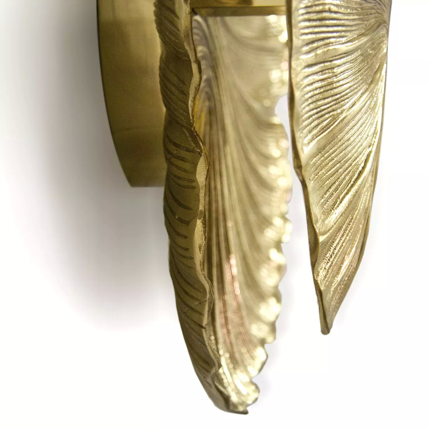 Inspired by nature, this luminous wall sconce symbolizes the link between first love and a flower when it first blooms.