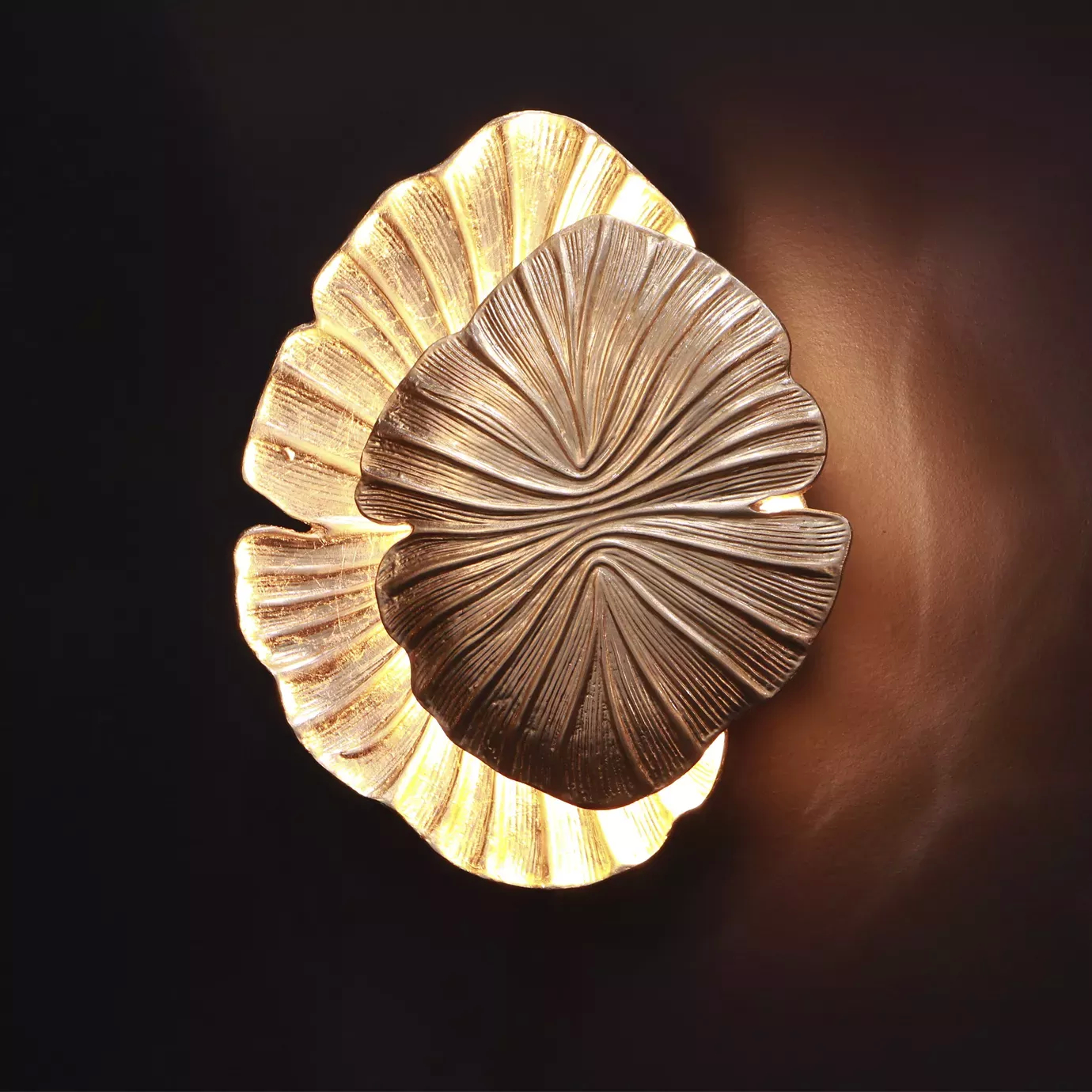 Inspired by nature, this luminous wall sconce symbolizes the link between first love and a flower when it first blooms.