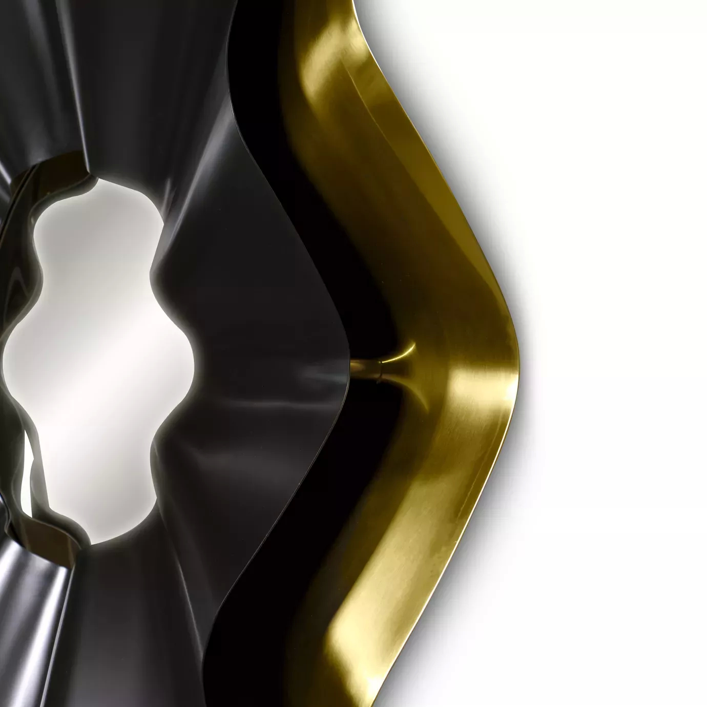 Revê 2 Tier Mirror: detailed look on the convex mirror with two rings surrounding it, a black and a golden one that arch back and forth.