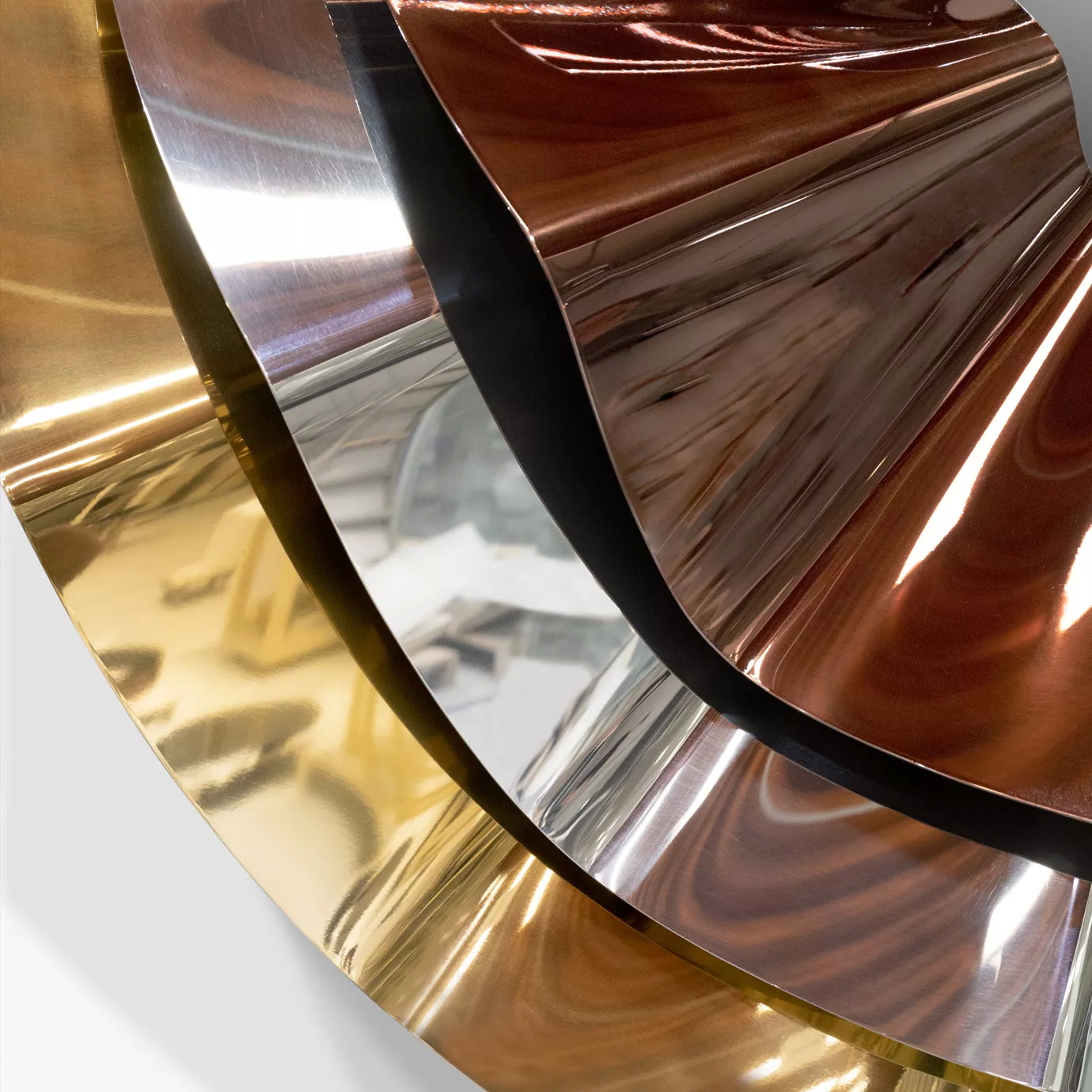 Revê 3 Tier Mirror: close look on the three rings that compose the frame, arching back and forth.