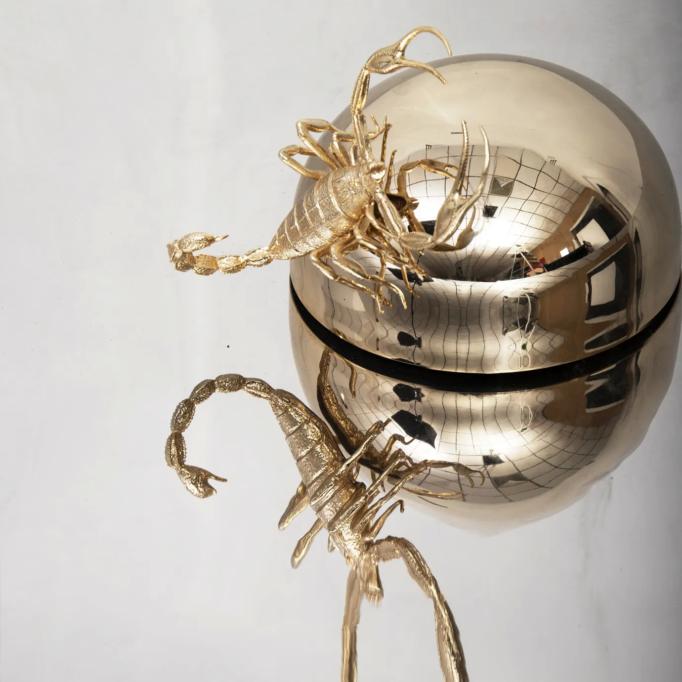Luxurious Metamorphosis mirror featuring a bold, dynamic frame for a stunning focal point.