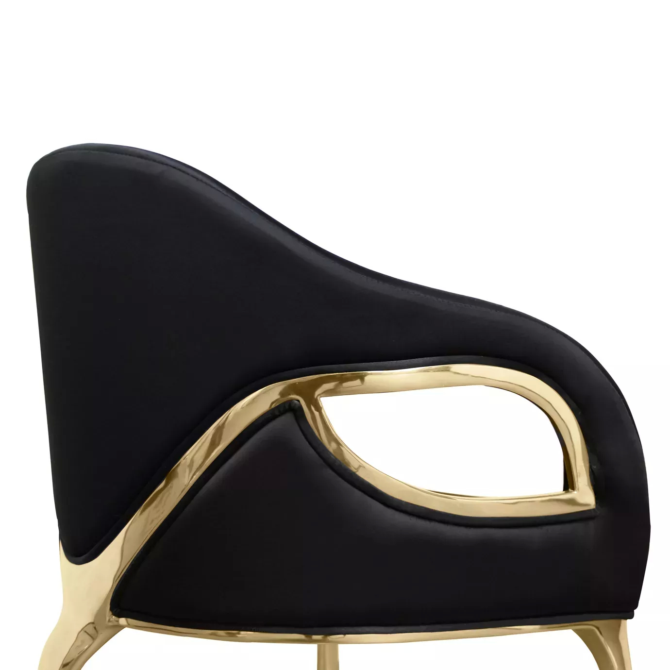 Detail of the Chandra Chair: Black upholstery and golden structure, creating a luxurious contrast.