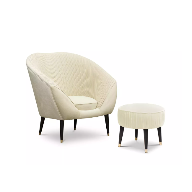 With simple yet elegant lines, the Audrey Chair features white upholstery and luxurious golden details on its structure.
